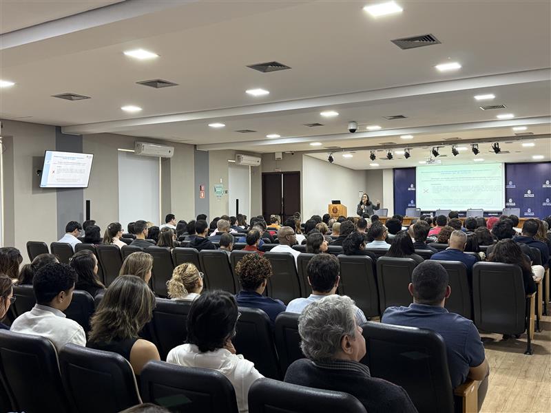 Auditório com várias pessoas 