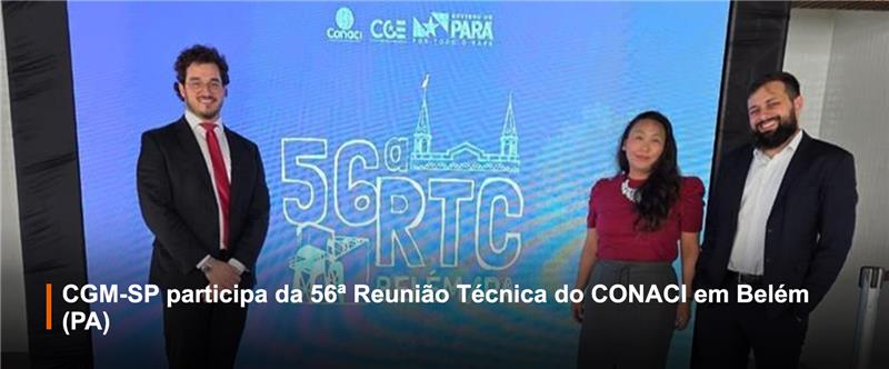 Três funcionários da CGM em pé na frente de um telão com os dizeres 