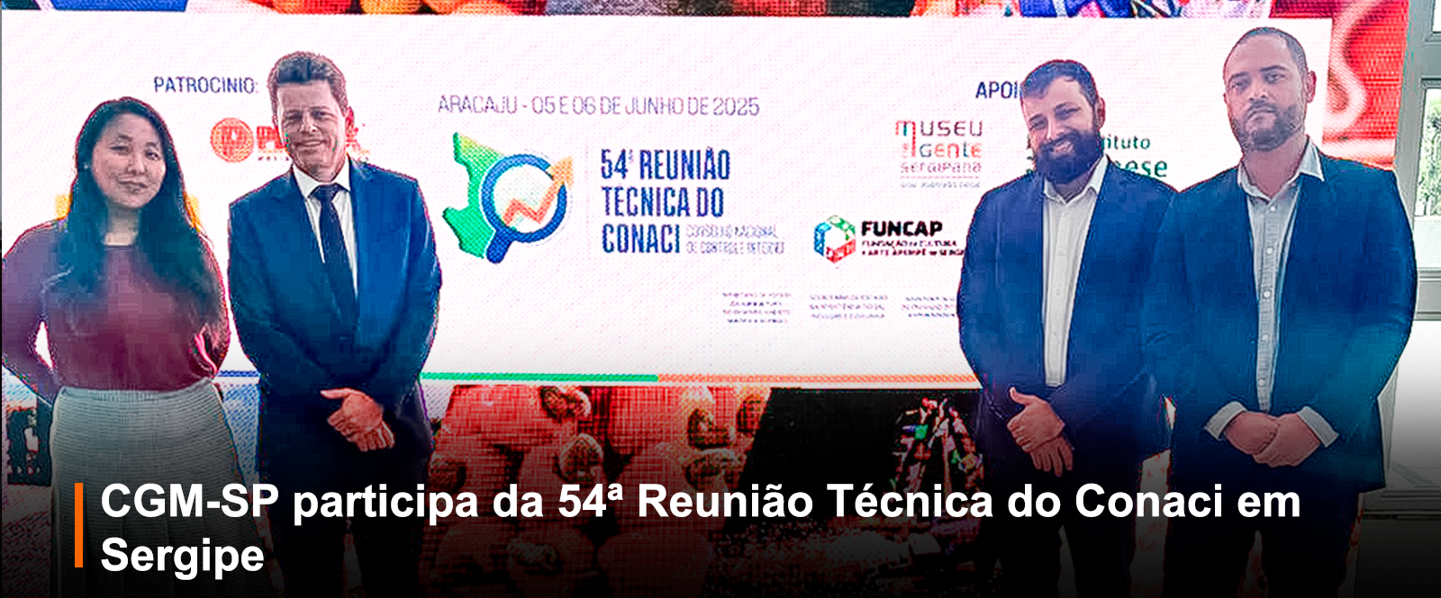 Foto de evento oficial: quatro pessoas posam em frente a painel da 54ª Reunião Técnica do Conaci em Aracaju (5-6/06/2025). Painel com logotipos de apoiadores. Faixa preta inferior: 
