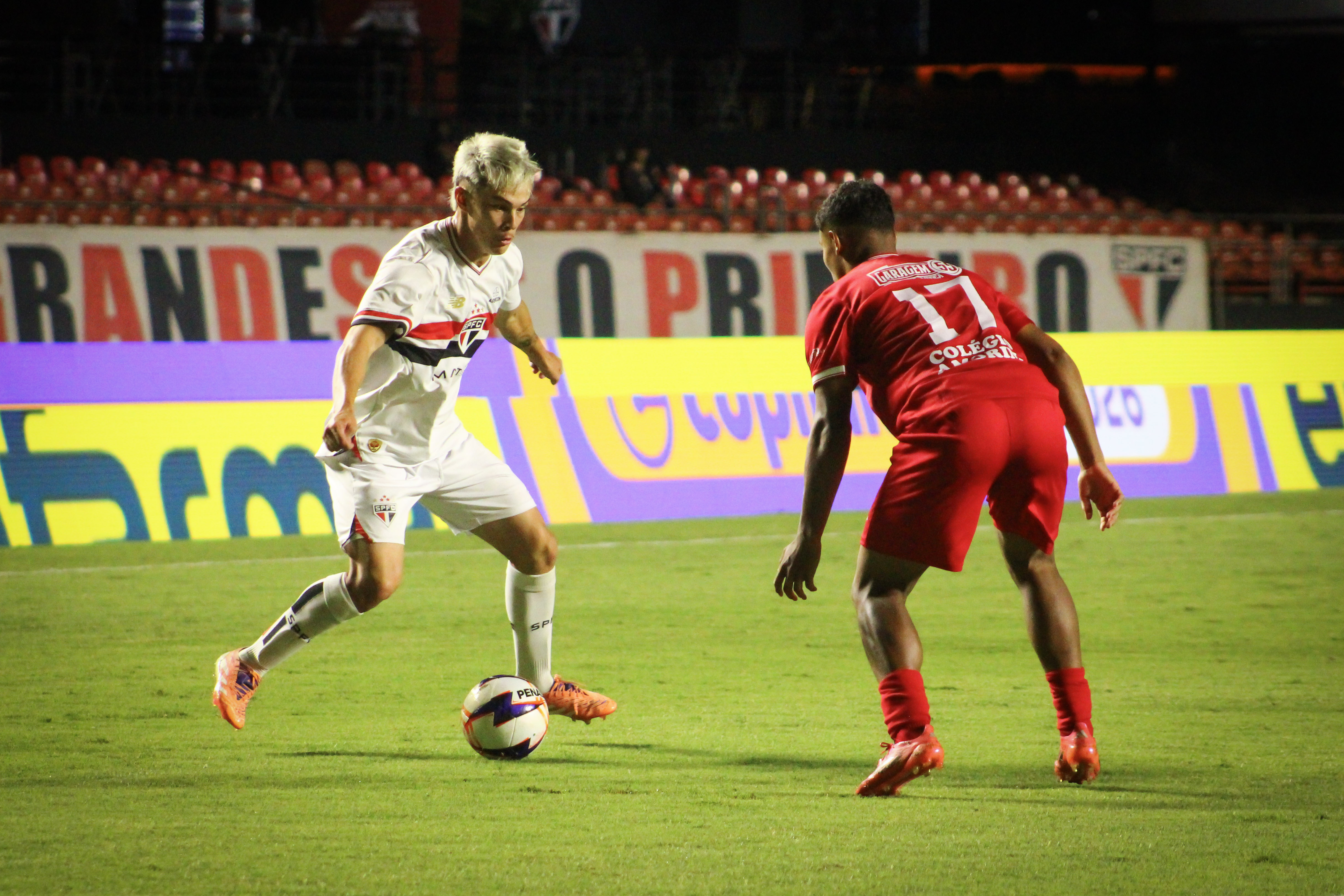 Na imagem, jogador do São Paulo e do Ibrachina em partida da semifinal da Copinha.