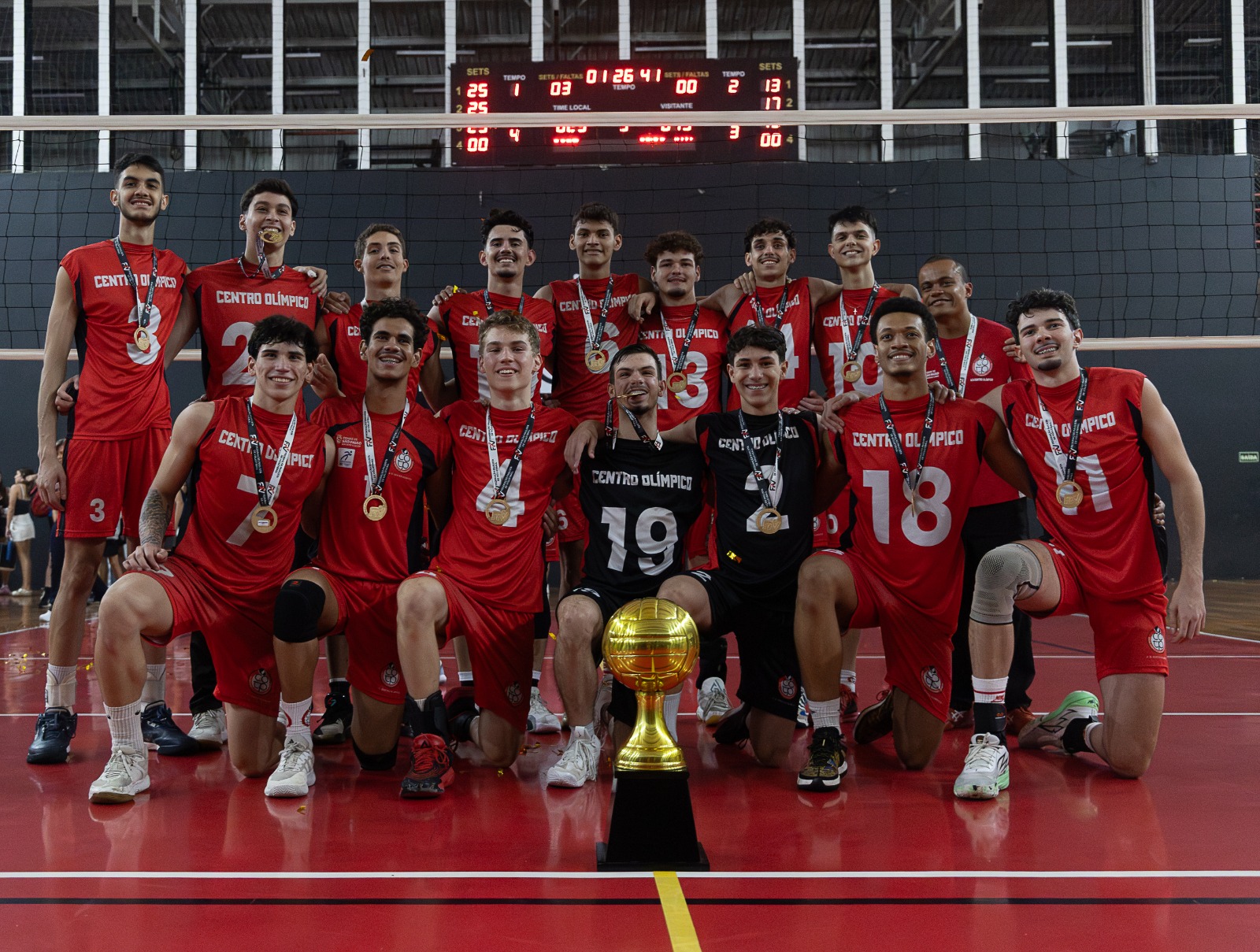 Na imagem, time do Centro Olímpico campeão do paulista vôlei masculino sub-19.