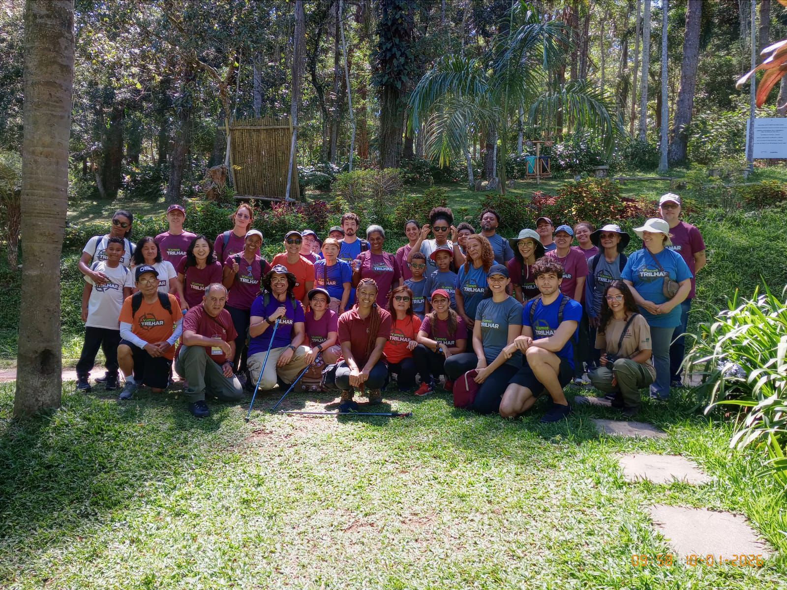 Na imagem, munícipes participando do programa Vamos Trilhar.