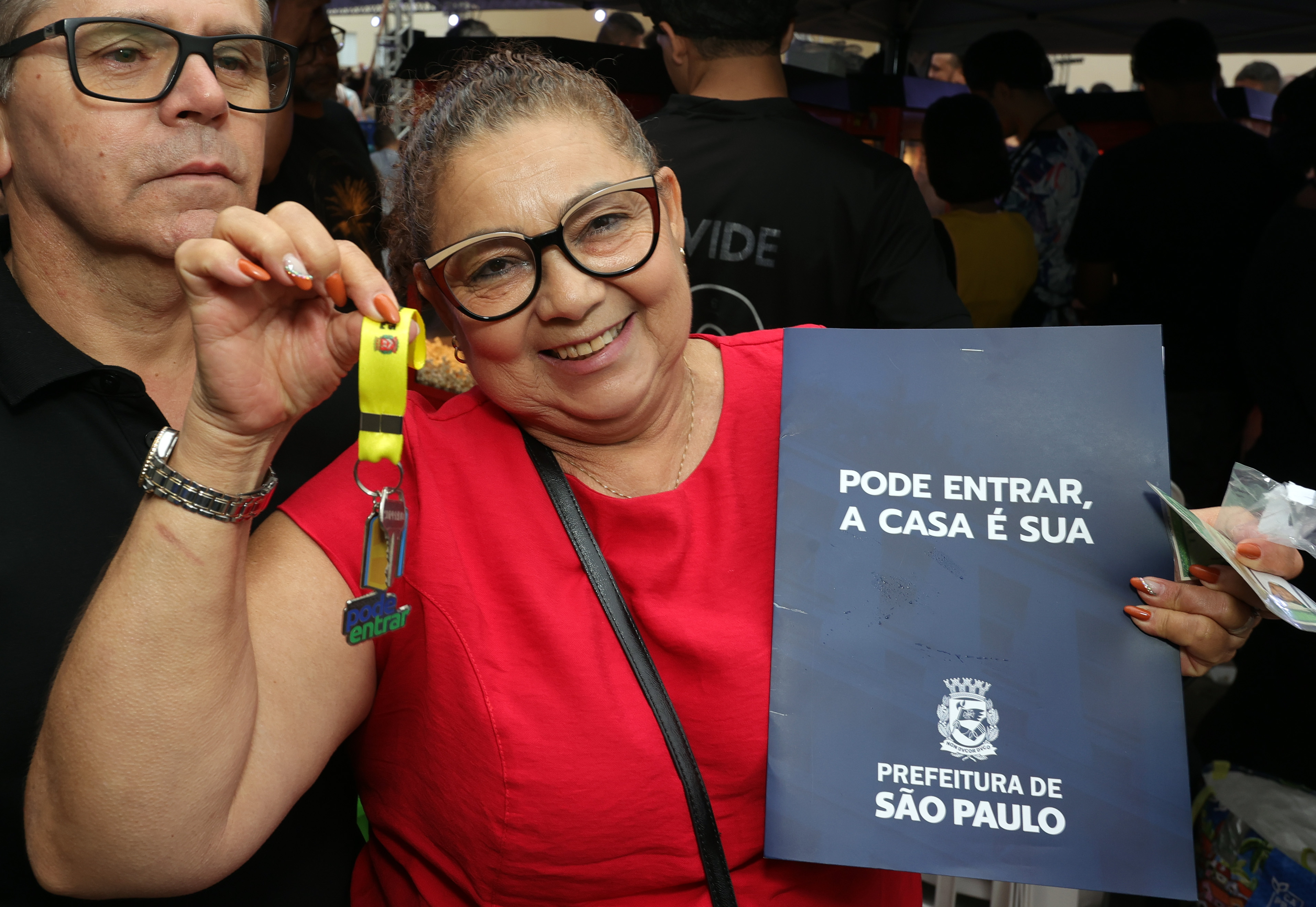 Mulher segura a chave de seu apartamento. Foto:JFDiorio/PrefSP