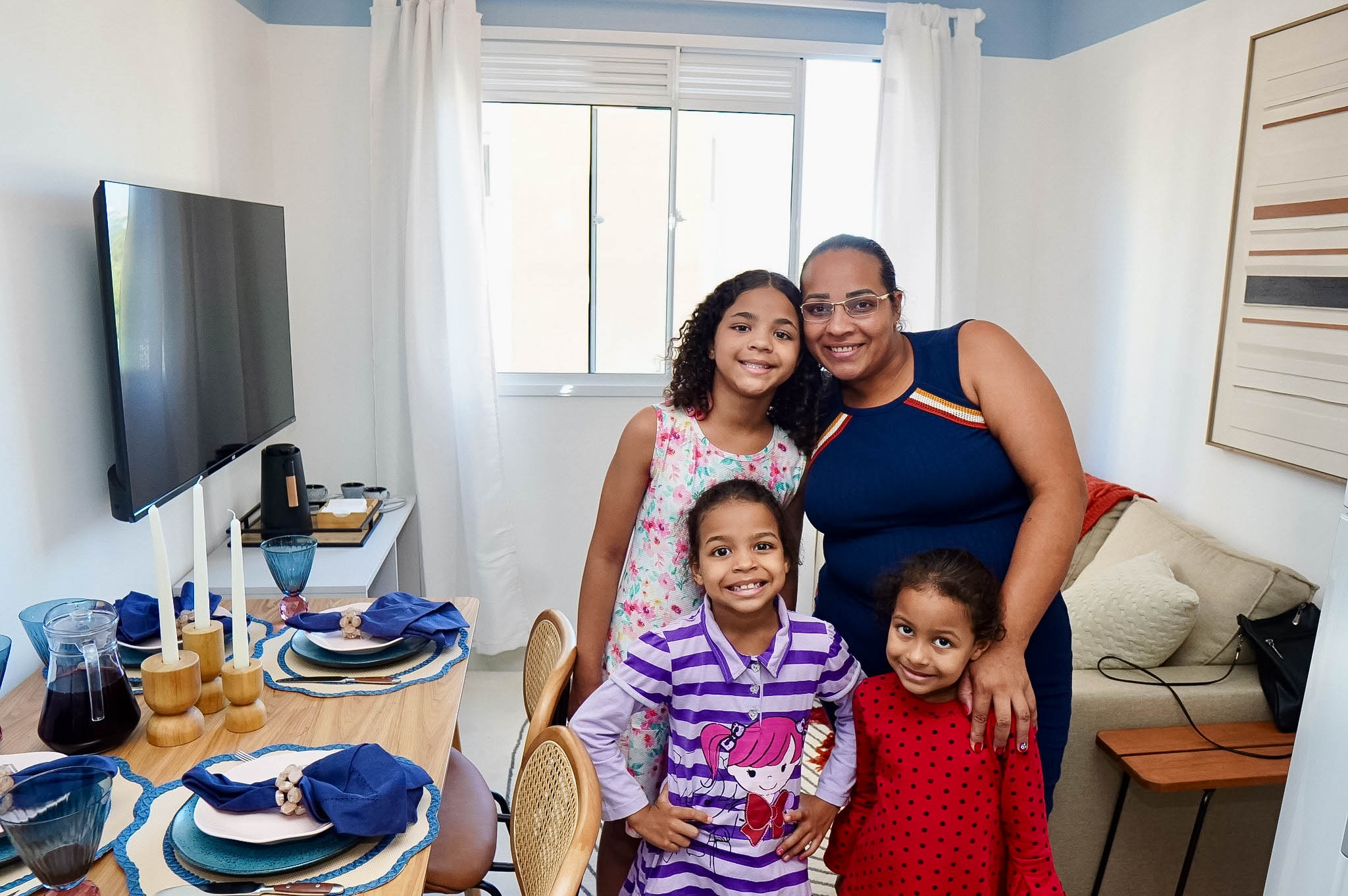 Família recebe a chave de seu apartamento. Fotos de: Sergio Barzaghi/PrefSP