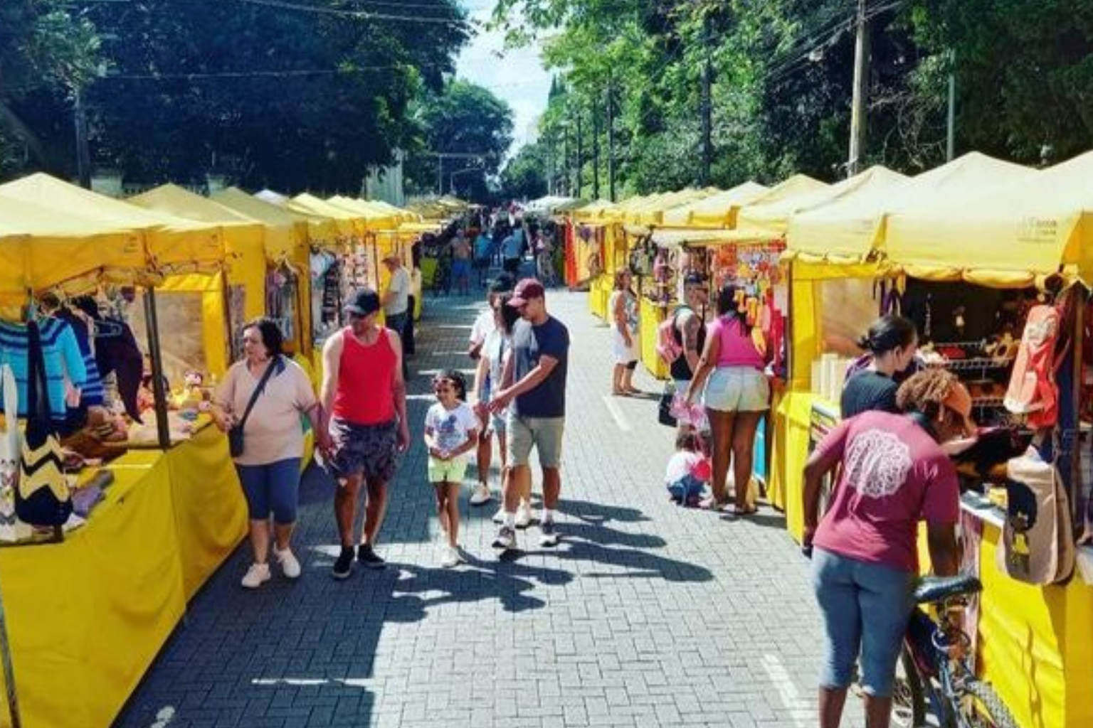 Barracas amarelas diversas na Feira do Patriotas.
