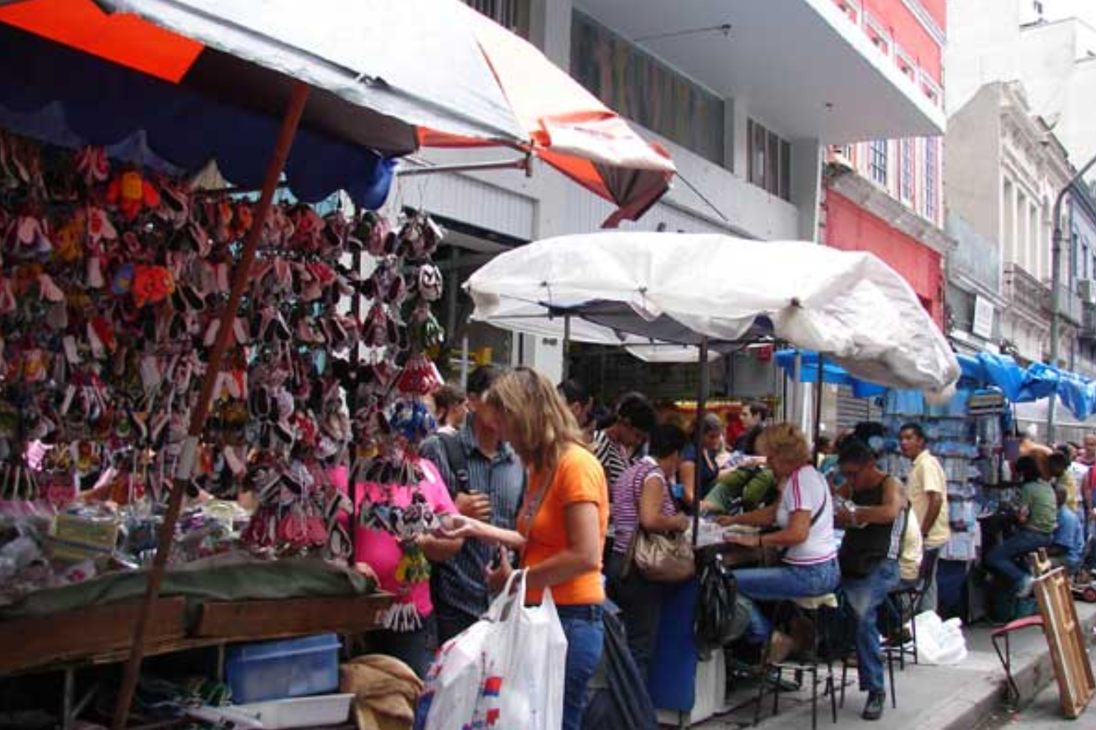 Imagem de vendedores ambulantes estabelecendo seu comércio nas calçadas 