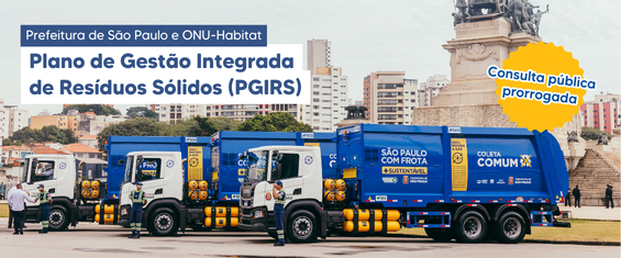 Imagem institucional da Prefeitura de São Paulo. Em primeiro plano, três caminhões azuis de coleta de resíduos sólidos estão estacionados lado a lado, com trabalhadores ao lado deles. Nos caminhões há escritos sobre coleta comum e sustentabilidade. Ao fundo, aparece um monumento histórico e prédios da cidade. No topo da imagem, lê-se: “Prefeitura de São Paulo e ONU-Habitat – Plano de Gestão Integrada de Resíduos Sólidos (PGIRS)” e um destaque amarelo com a frase “Consulta pública prorrogada”.