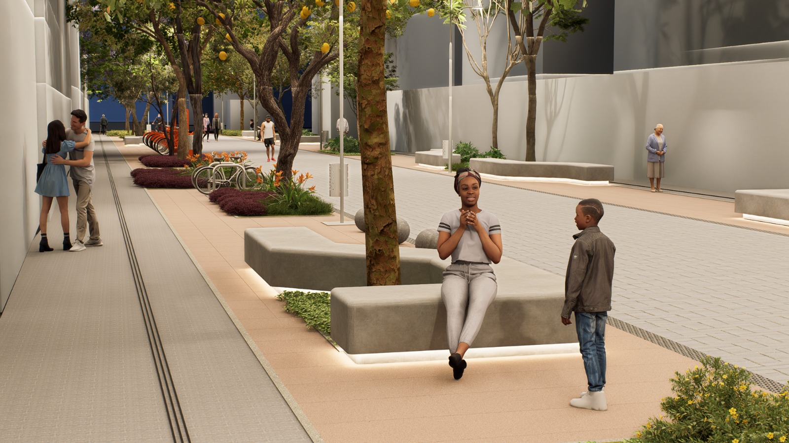 Imagem ilustrativa de um espaço urbano moderno e arborizado, com piso em tons claros de bege e cinza, iluminação embutida no chão e bancos contínuos de concreto cinza-claro ao redor das árvores. No primeiro plano, uma mulher de pele escura, usando camiseta cinza, calça cinza-clara e faixa rosa na cabeça, está sentada em um banco, conversando com uma criança de pele escura que veste jaqueta marrom, calça jeans azul e tênis claros. Ao fundo, há várias pessoas caminhando pelo espaço, incluindo um casal abraçado à esquerda e uma idosa de roupas claras próxima a uma parede cinza. As árvores têm troncos marrons e copas verdes, algumas com frutos amarelos, e os canteiros possuem plantas verdes e folhagens em tons arroxeados. Bicicletários laranja aparecem ao fundo, contrastando com as paredes cinza e o ambiente predominantemente neutro e iluminado.