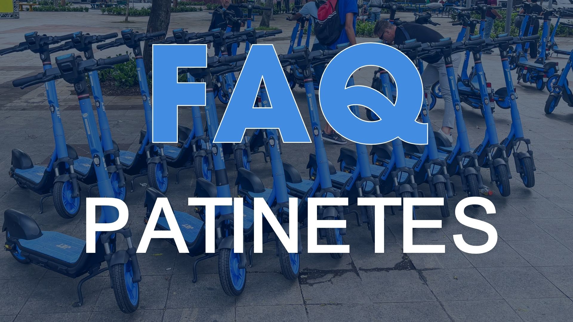 Patinetes azuis na calçada, com texto “FAQ Patinetes” destacando perguntas frequentes.
