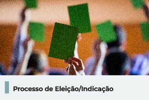 A imagem mostra pessoas com mãos levantadas desfocadas, abaixo uma faixa com o texto 