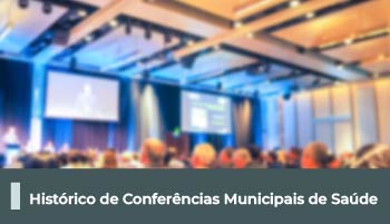 A imagem possui o fundo desfocado de um ambiente corporativo, abaixo, uma faixa descrito 