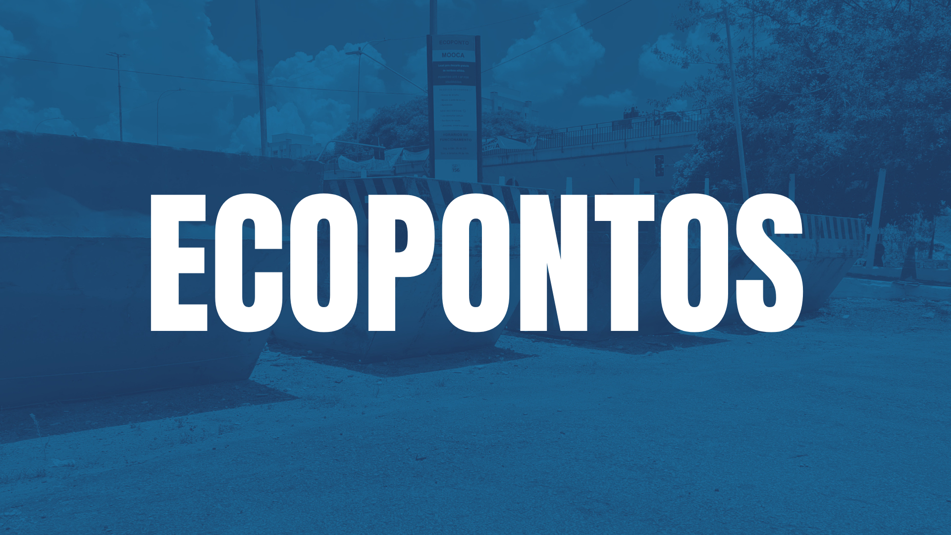 A imagem apresenta um plano de fundo em tons de azul com uma fotografia filtrada de um ambiente externo destinado ao descarte de materiais. Em plano médio, veem-se grandes caçambas metálicas enfileiradas e, ao fundo, uma placa informativa alta com o título 